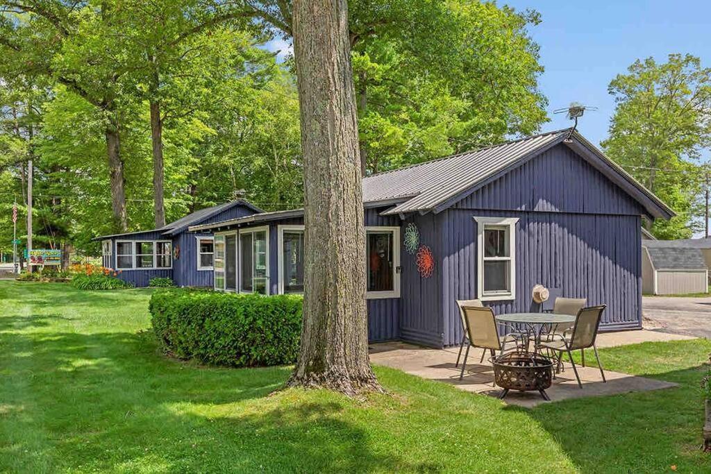 Pet-Friendly Cabin With Dock, Firepit, Bbq Newaygo Eksteriør billede