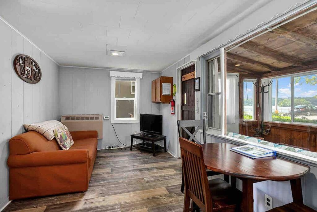 Pet-Friendly Cabin With Dock, Firepit, Bbq Newaygo Eksteriør billede